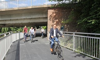 Probefahrt übern Werresteg: Bürgermeister Lars Bökenkröger vorneweg, dahinter Kurt Nagel, Olaf Winkelmann, Jens Grove und Thomas Lüer. - Ulf Hanke