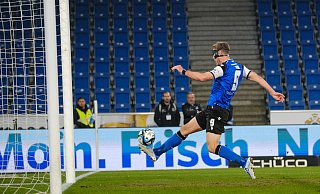 Arminia-Kapitän Fabian Klos drückt den Ball zum 2:0 gegen 1860 München über die Torlinie. - Andreas Zobe Arminia-Kapitän Fabian Klos drückt den Ball zum 2:0 gegen 1860 München über die Torlinie. - Andreas Zobe