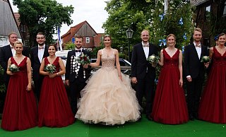 Königspaar und Hof: (v.l.): Sebastian und Katharina Stolze, Jan, Alina Hachmeier, Julian Konzee, Saskia Dargel, Tobias Schwarze, Tabea Remmert, Henrik Offergeld, Ann-Kathrin Niemann. - Jonas Göne