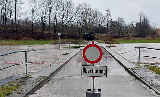 Vorsorglich hat der Bauhof der Stadt Schieder-Schwalenberg die Brückengeländer der Emmerbrücke in Wöbbel abgebaut, damit sich nichts verfängt, wenn das Wasser noch höher steigen sollte. - Michaela Weiße