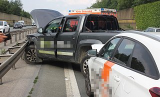Der Fahrer eines Transporters hat nach einem Spurwechsel einen Unfall auf der A2 verursacht. Anschließend flüchtete er. Die Polizei bittet um Hinweise. - Polizei Bielefeld