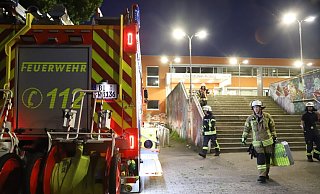 Als die Feuerwehr eintraf, kam bereits dichter Rauch aus dem Gebäude. - Charlotte Mahncke