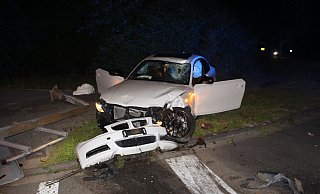 An dem bei einem mutmaßlichen Rennen in Paderborn verunglückten BMW entstand Totalschaden. - Polizei Paderborn