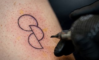 Am Donnerstag wurde das Parlament zum Tattoo-Studio. - Symbolbild: dpa