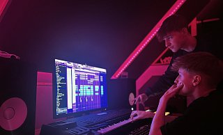 Leo Janiak (15) und Marlon Scholz (16) haben große Ziele: Mit ihrer Musik wollen sie es bis ganz nach oben schaffen. Mit "Cold nights" ist der erste Schritt getan. - Privat