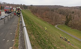 Wegen der schwierigen Geländeverhältnisse war auch die Höhenrettungsgruppe der Feuerwehr Paderborn im Einsatz. - Feuerwehr Bad Wünnenberg