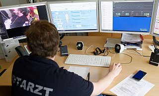 Anamnese, Diagnose und Therapie am Bildschirm. Der Tele-Notarzt agiert ausschließlich aus der Leitstelle heraus. - Symbolfoto: picture alliance / dpa