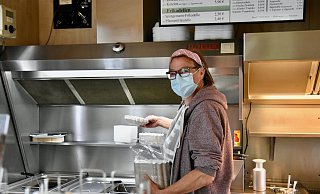 Marlies Schulder managt mit ihren Mitarbeitern den „Imbiss am Wiehen“ an der Hauptstraße in Oberlübbe. Ihren Stammkunden zuliebe will sie sich bei der Suche nach einem Nachfolger Zeit lassen. Foto: Kerstin Rickert - Kerstin Rickert