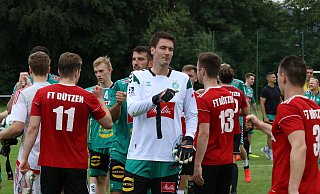 Vor einem Jahr traten die GWD-Profis zum traditionellen Fußballspiel in Dützen an, diesmal geht es zur SV Eidinghausen-Werste. MT-Foto: Sebastian Külbel - Külbel