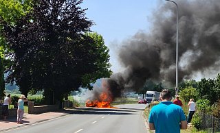 Das Auto ging aus bislang ungeklärter Ursache in Flammen auf. - Foto: privat