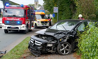 Bei dem Frontalzusammenstoß zweier Autos auf der Scharmeder Straße in Höhe des Friedhofs zwei Personen verletzt. - Ralph Meyer