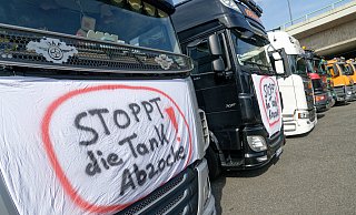 Demo am 12. März in Köln: Auf einer Zugmaschine ist bei einer Lkw-Demonstration gegen hohe Kraftstoffpreise ein Schild mit der Aufschrift "Stoppt die Tankabzocke" angebracht. - Henning Kaiser