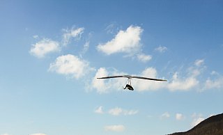 Der Drache fliegt immer höher in den Himmel. Hat er seine Wunschhöhe erreicht, kann er sich ausklinken und alleine weiterfliegen. - Wiebke Wellnitz