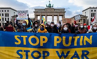 Überall protestieren Menschen gegen den Angriffskrieg der Ukraine - so wie hier am Brandenburger Tor. - John Macdougall/AFP