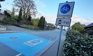 Bald soll Oelweg in Salzkotten Straße dauerhaft für Radler priorisiert werden. Dann wird die blaue Markierung knallrot werden. - Uwe Müller