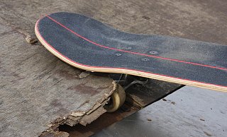 Die Kanten einiger Platten der Rampen wellen sich nach oben, sodass die Rollen der Skateboards darunter hängenbleiben können. - Anne Neul