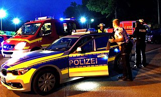 Polizeibeamte und der Rettungsdienst eilten zum Tatort, nachdem die Bielefelderin zugebissen hatte. - Symbolfoto: Barbara Franke