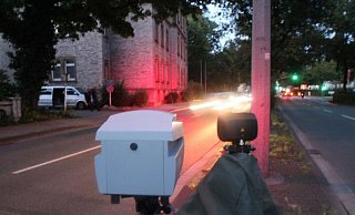 Roter Blitz – das Radargerät am Amtsgericht hat ausgelöst. An diesem Standort wurde die Spitzengeschwindigkeit in der Herforder Innenstadt bei einer Schwerpunktkontrolle der Polizei gemessen. - Jobst Lüdeking