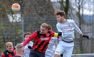 Theesens Wilko Bruns (r.) durfte sich mit seinen Teamkameraden über einen 2:0-Auswärtserfolg beim SC Peckeloh freuen. - Foto: Andreas Zobe/NW