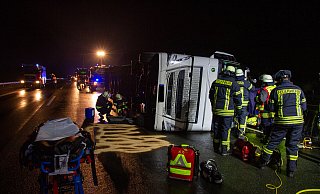 Der Lkw kam auf der Seite zum Liegen. - Feuerwehr Porta/Michael Horst