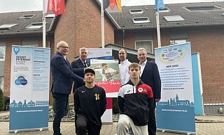 Sportausschussvorsitzender im NRW-Landtag, Bernhard Hoppe-Biermeyer (v.l.), Vorstandsvorsitzender der Sportstiftung NRW, Ingo Wolf, Baseballer Darrion Richards, Internatsleiter Matthias Hellmig, Basketballer Tom Brüggemann und der stellvertretende Bürgermeister Paderborns Dieter Honervogt freuen sich über die neuen Möglichkeiten. - Jenny Westhues