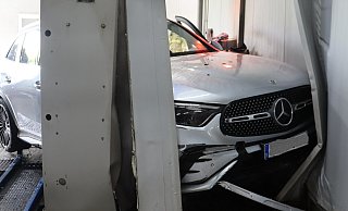 Bei dem Unfall wurde ein Mitarbeiter der Waschanlage schwer verletzt. - Polizei Herford