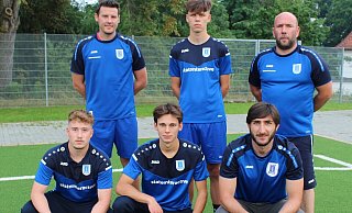 Zuversichtlich: Co.-Trainer Alexander Kropp (h.v.l), Crispin Heinemann und Trainer Björn Heinemann. Vorne: Joshua Whitaker, Thore Klöpper und Ihsan Kalkan. - Klusmeyer