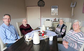 Hausleiter Stefan Rischer (links) und die Bewohner Wilhelm Gerhards (v.l.), Emma N. und Marianne Kramme geben beim Adventskaffee Einblicke in ihr Weihnachtsfest. - Sonja Vollmer