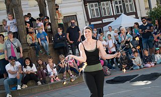 Michelle von der Feuer-Jonglage-Gruppe "Feuerflut" zieht beim 20. Weltindertag 2020 die Besucher in in ihren Bann. - Ralf Bittner