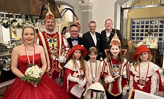 Prinzessin Katharina I. (v. l.), Prinz Bernhard I., Bernd Rüthers (Restaurantleiter Pferdestall), Burkhard Deppe (Bürgermeister), Volker Schwartz (Geschäftsführer Gräflicher Park), Uwe Rohde (Präsident Rot-Weiße Garde) zusammen mit dem Kinderprinzenpaar und Paginnen. - Gräflicher Park