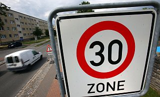 Nicht nur im Nebenstraßennetz, auch auf Hauptstraßen sei Tempo 30 streckenweise möglich, so der Verein Deutsche Umwelthilfe. - Symbolfoto/Jens Büttner