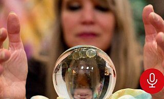 Eine Wahrsagerin soll auf den Ehemann einer Klientin geschossen haben - auch mehrere Killer sollen angeblich engagiert worden sein. - Symbolfoto/picture alliance