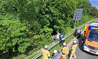 Der Wagen stürzte neben der Leitplanke der B239 in den Graben. - Feuerwehr Höxter