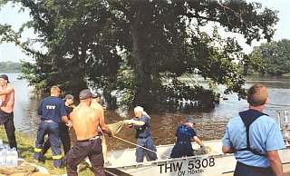 Sandsäcke wurden von Wasserseite her angeliefert. - THW Warburg