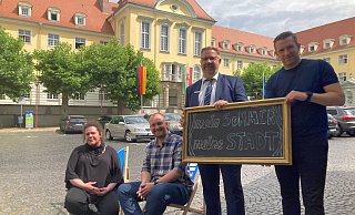 Stellten das Programm vor: Jana Neuhaus (v.l.), Justus Kleinberg, Heiko Schmitz von der Volksbank und Frank Hölscher - NW
