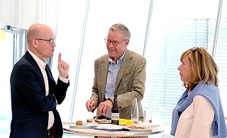 Bei Frikadelle und Currywurst können Ralph Brinkhaus, MdB und CDU-Bezirksvorsitzender in OWL (l.), Landrat Sven-Georg Adenauer und seine Partnerin Birgit Schweins über das Ergebnis diskutieren. - Andreas Frücht Bei Frikadelle und Currywurst können Ralph Brinkhaus, MdB und CDU-Bezirksvorsitzender in OWL (l.), Landrat Sven-Georg Adenauer und seine Partnerin Birgit Schweins über das Ergebnis diskutieren. - Andreas Frücht