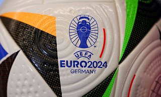 Das DFB-Team bereitet sich in diesen Tagen mit zwei Testspielen auf die EM vor. Zu sehen ist hier der offizielle Fuball des Turniers. - IMAGO/HMB-Media