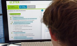 Beim Finanzamt müssen Haus- und Wohnungsbesitzer derzeit die Grundsteuerklärung einreichen. - Andreas Sundermeier