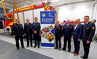 Personalwechsel bei den ABC-Einheiten: Maik Sellemerten (v. l.), Jonas Bee, Christian Hoffbauer, Matthias Strunz, Stefan Gehrke, Landrat Christoph Rüther und Kreisbrandmeister Stephan Reckhaus im Gerätehaus des Löschzuges Wewelsburg. - Ralph Meyer