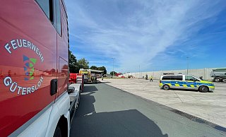 Die Feuerwehr rückte aus und begleitete den Laster zu einer Spezialfirma in Gütersloh. - Thorsten Heß