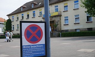 Das Parken auf dem Rathausvorplatz ist nicht erlaubt. Darauf weisen neue Schilder ausdrücklich hin. Wer gegen diese Regelung verstößt, muss künftig mit einem Verwarngeld rechnen. - Klaus Karenfeld
