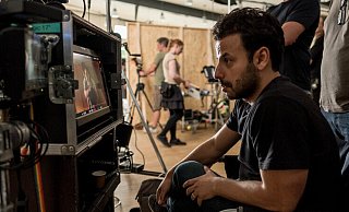 Szenen von einem älteren Dreh: Am Regiemonitor verfolgte Regisseur Hüseyin Tabak bei den Dreharbeiten zum Kieler Tatort. - Gordon Timpen,SMPSP