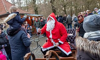 Für den standesgemäßen Auftritt des Nikolauses wurde der Schlitten auf Räder gesetzt. Trotzdem freuen sich die großen und kleinen Besuchenden über Leckeres. - Ralf Bittner