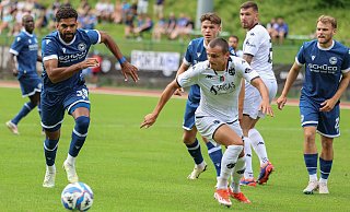 André Becker (l.,) und Mika Schroers (r.) sind Kandidaten für die Startelf des DSC. Allerdings mussten beide im letzten Test verletzt vom Platz. - Oliver Krato