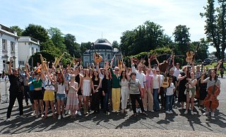 Zum Flashmob der Musikschule Bad Oeynhausen im Kurpark vor der Wandelhalle kamen etwa 60 Musiker. - Ulf Hanke