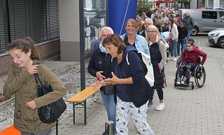 Die Menschen standen Schlange vor dem Salzkottener Bürgerbüro. - Johannes Büttner