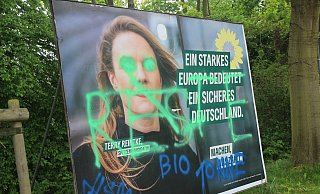 Am Kreisel Lange Straße/Ravensbergerstraße wurden mehrere Plakate beschmiert. - Jan-Henrik Gerdener