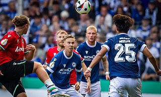 Das DFB-Pokalspiel gegen Hannover 96 war in dieser Saison Sam Schrecks (Mitte) bester Auftritt für den DSC. - Sarah Jonek Fotografie