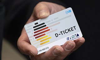 Schülerinnen und Schüler sollen künftig ein vergünstigtes Ticket bekommen. - Dpa