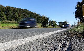 Die B 83 ist an der Abfahrt zur Kreisstraße 56 abgesackt und muss erneuert werden. Symbolbild. - Simone Flörke